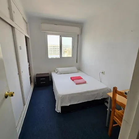 Habitación en casa particular Privada Comoda Centro Vialia Estacion De Tren Maria Zambrano Y Tambien Cerca A La Playa *